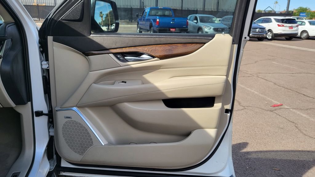 Used 2018 Cadillac Escalade Luxury AWD/4WD image 18
