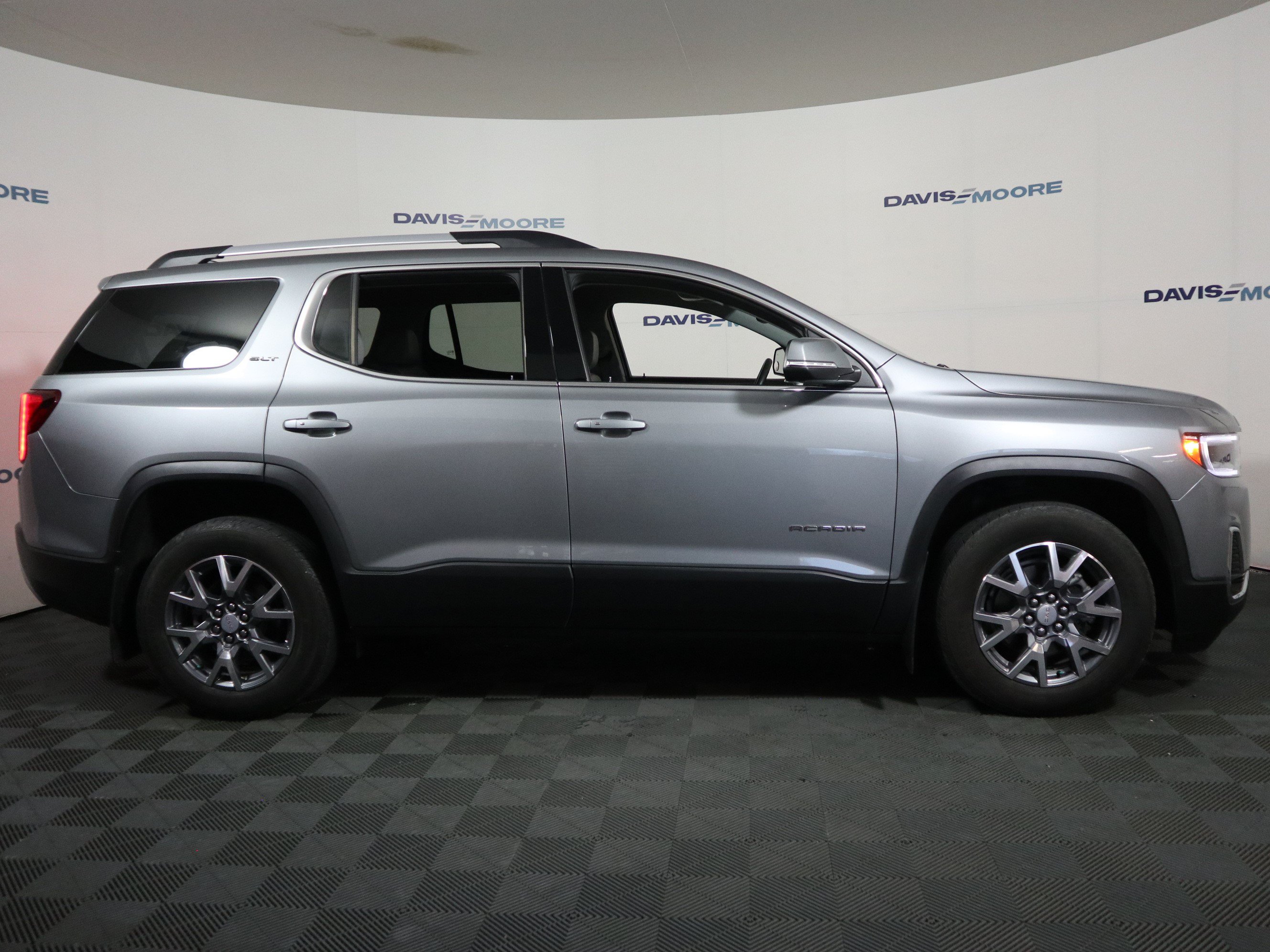 Used 2023 GMC Acadia SLT w/ Technology Package FWD image 4