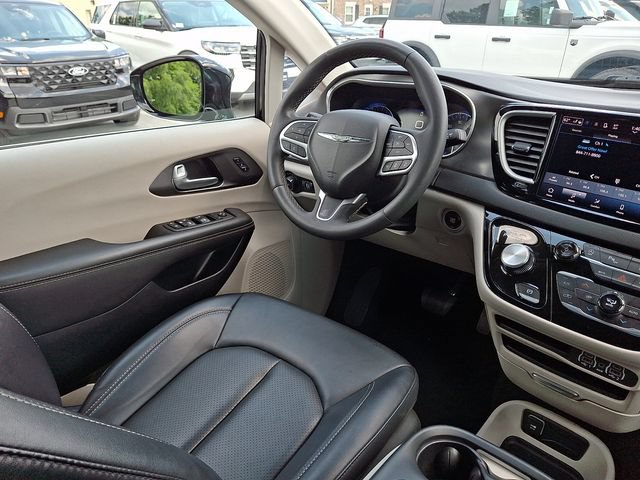 Used 2024 Chrysler Pacifica Touring-L FWD image 20