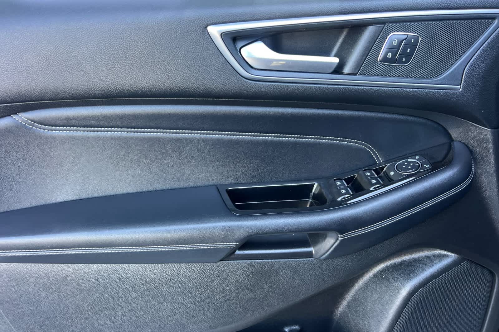 Used 2018 Ford Edge Titanium FWD image 12