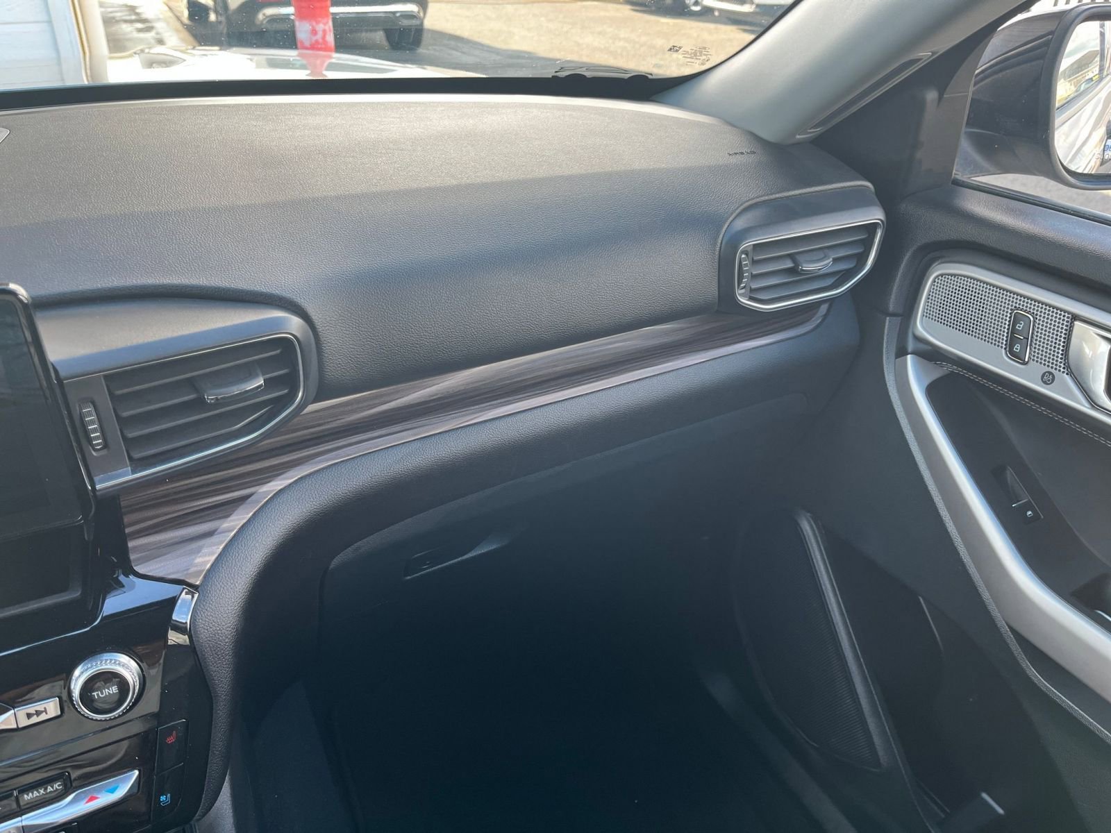 Used 2024 Ford Explorer Limited image 34