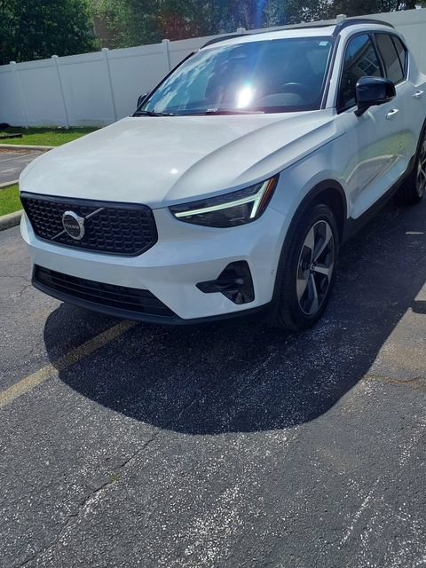 Certified 2026 Volvo XC40 B5 Plus AWD/4WD image 2