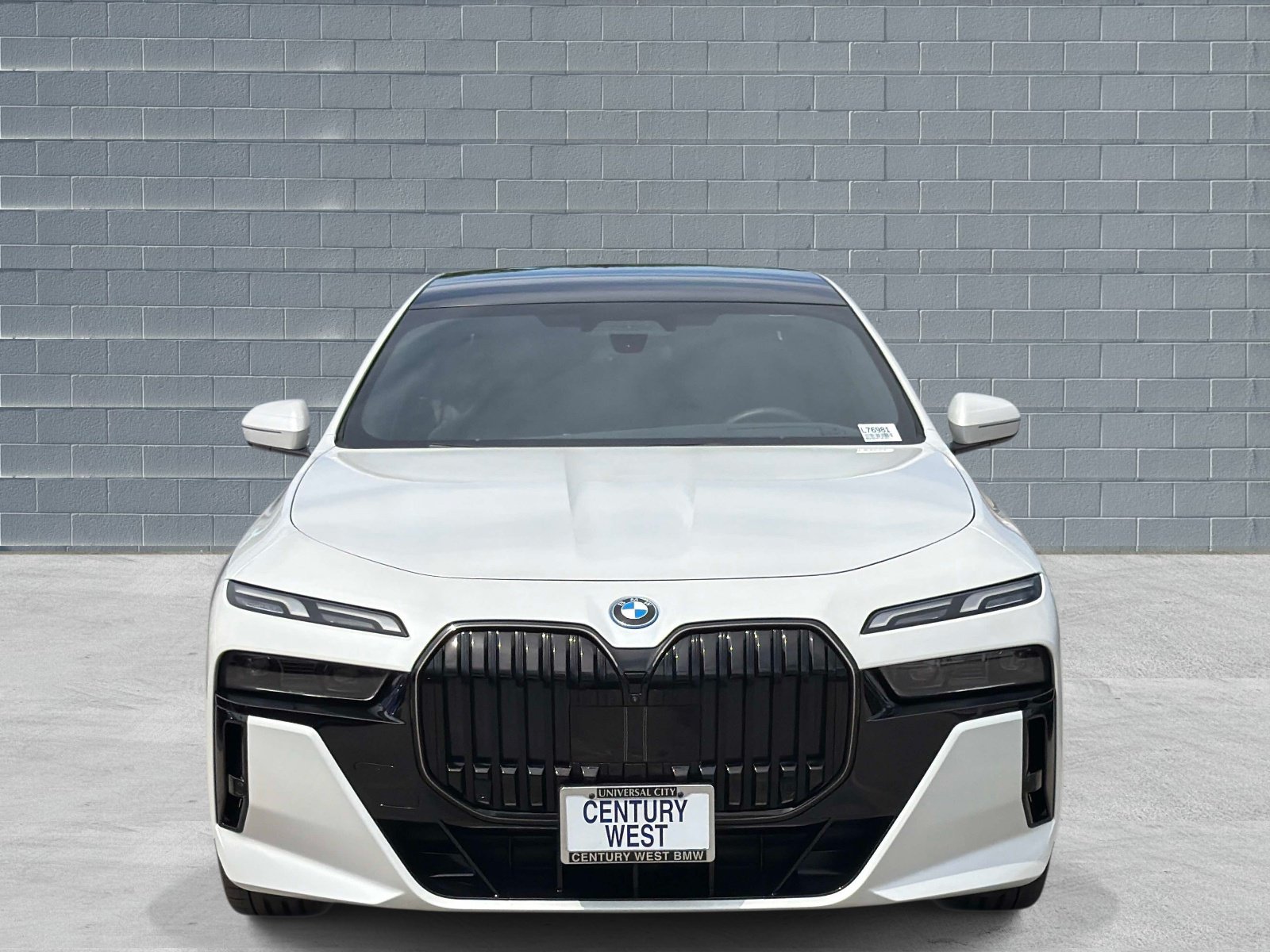Used 2026 BMW 750e xDrive AWD/4WD image 2