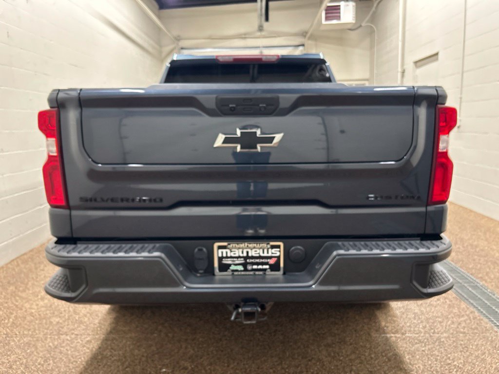 Used 2022 Chevrolet Silverado 1500 Custom w/ LPO, Blackout Package AWD/4WD image 3