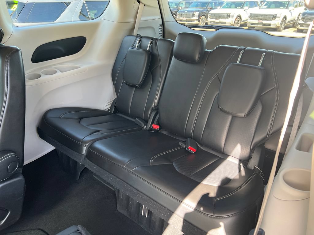 Used 2023 Chrysler Pacifica Touring-L FWD image 18