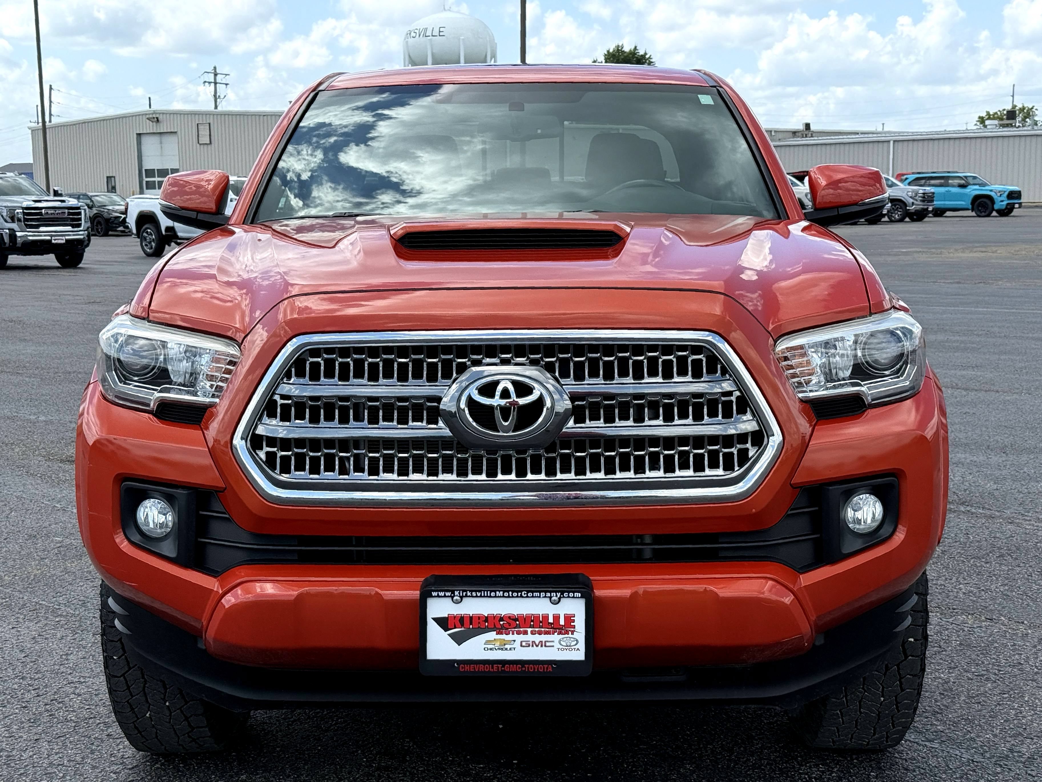 Used 2017 Toyota Tacoma TRD Sport AWD/4WD image 10