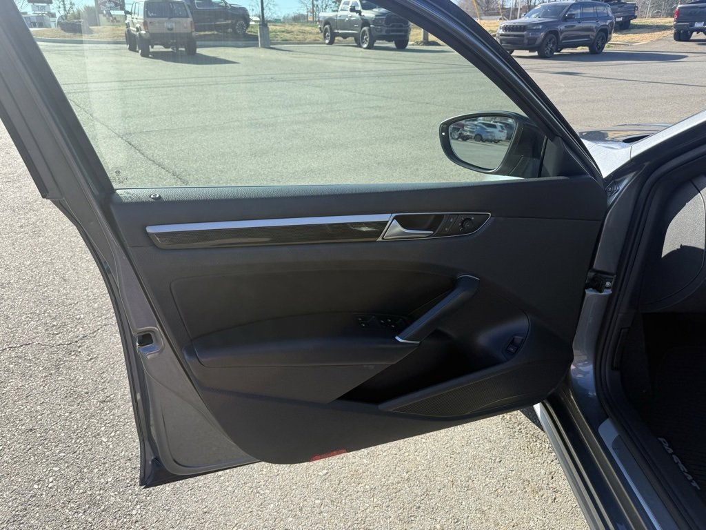 Used 2018 Volkswagen Passat 3.6 image 12