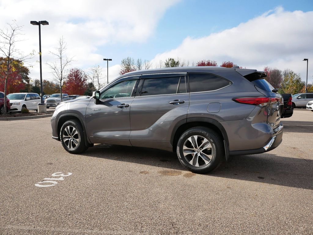 Used 2020 Toyota Highlander XLE image 3