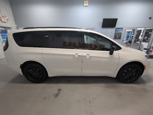 New 2026 Chrysler Pacifica Select image 6