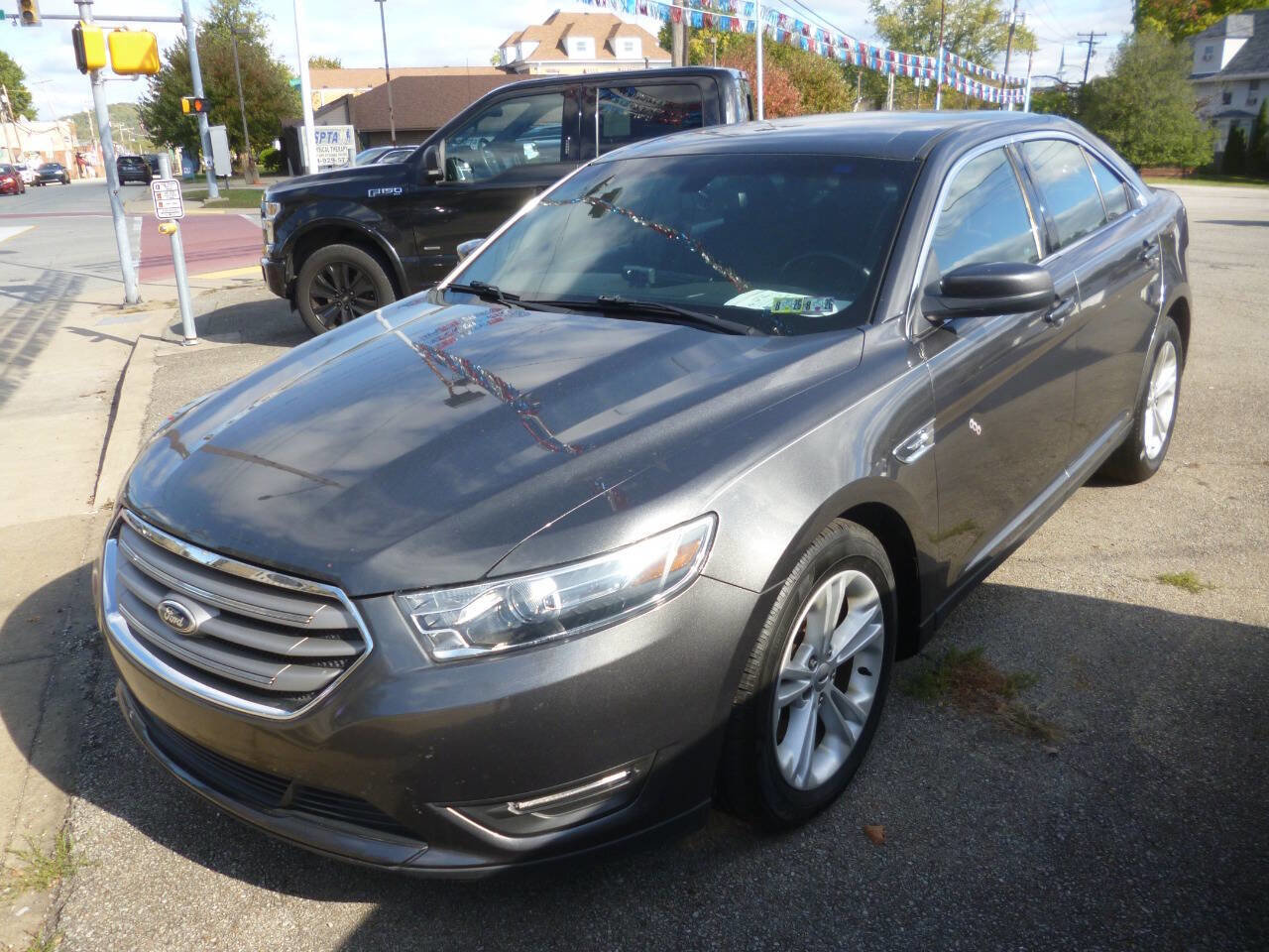 Used 2015 Ford Taurus SEL image 1