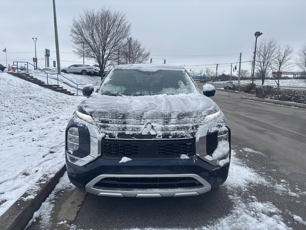 Used 2024 Mitsubishi Outlander SE image 2