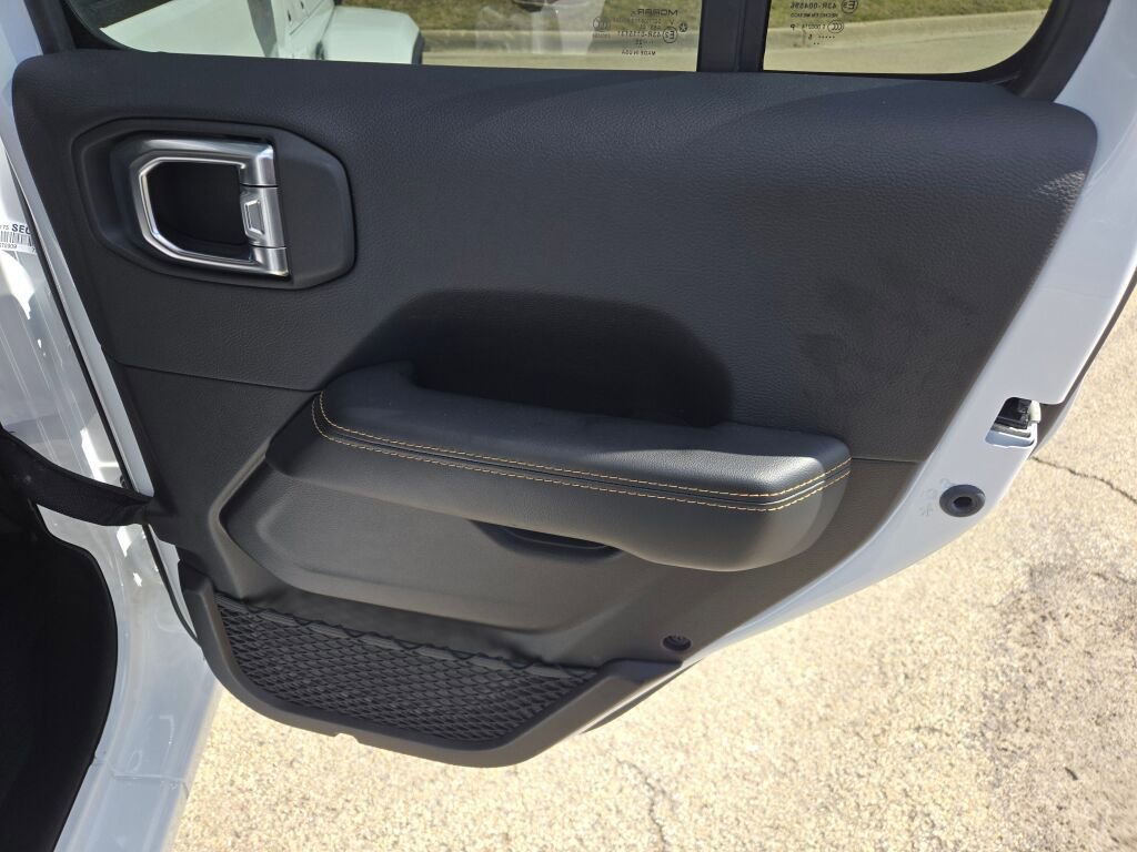 Used 2025 Jeep Wrangler Unlimited Sahara w/ Safety Group image 8