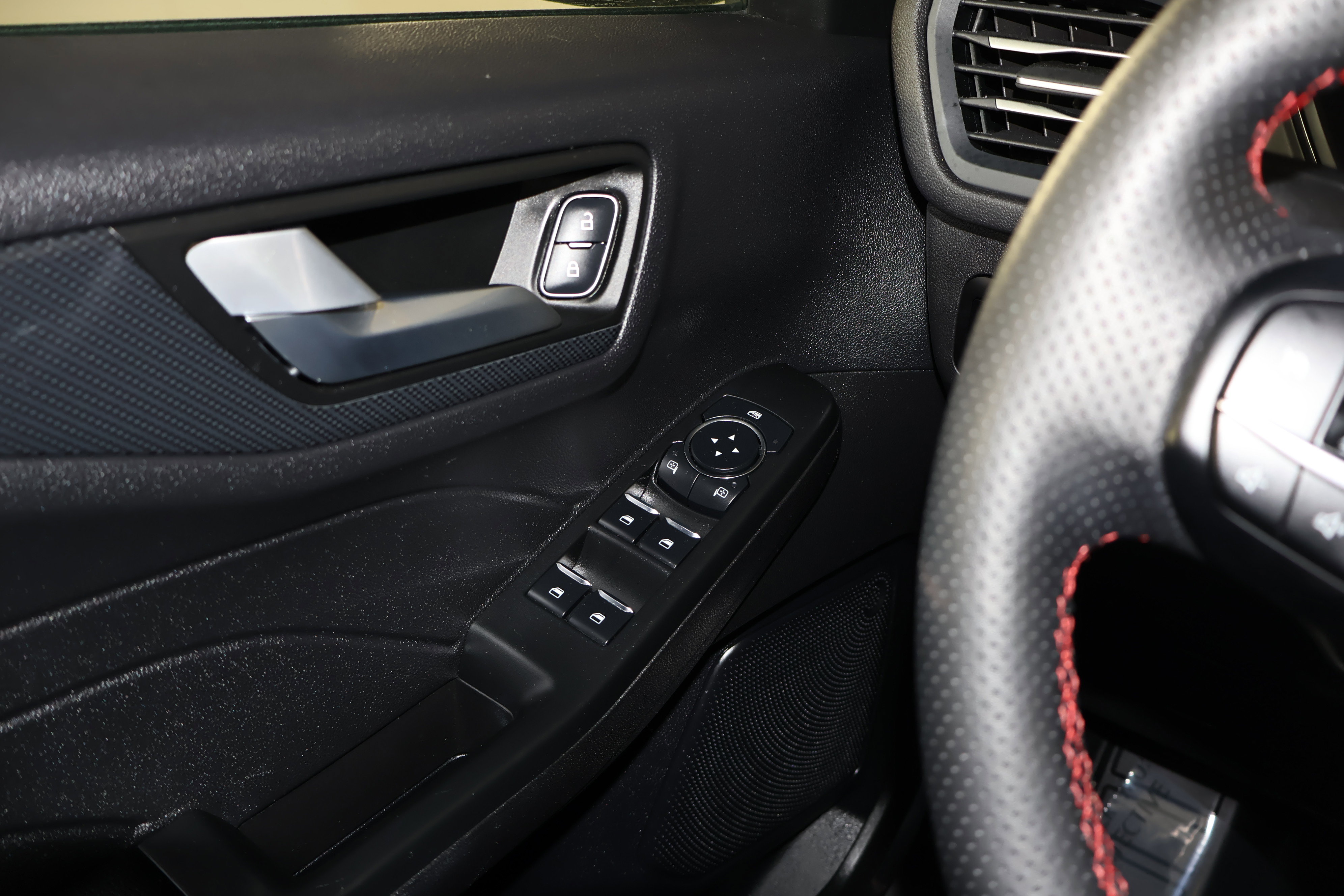 Used 2025 Ford Escape ST-Line Select image 32