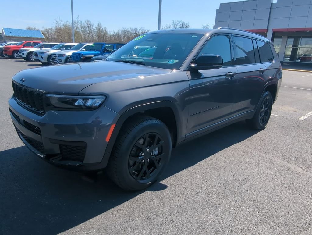 Used 2025 Jeep Grand Cherokee L Laredo AWD/4WD image 4