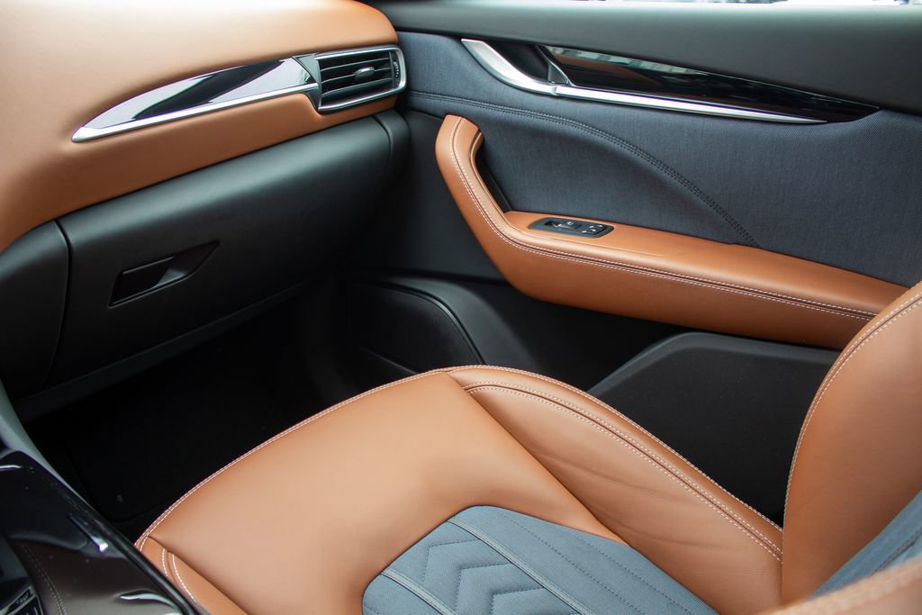 Used 2023 Maserati Levante GT AWD/4WD image 18