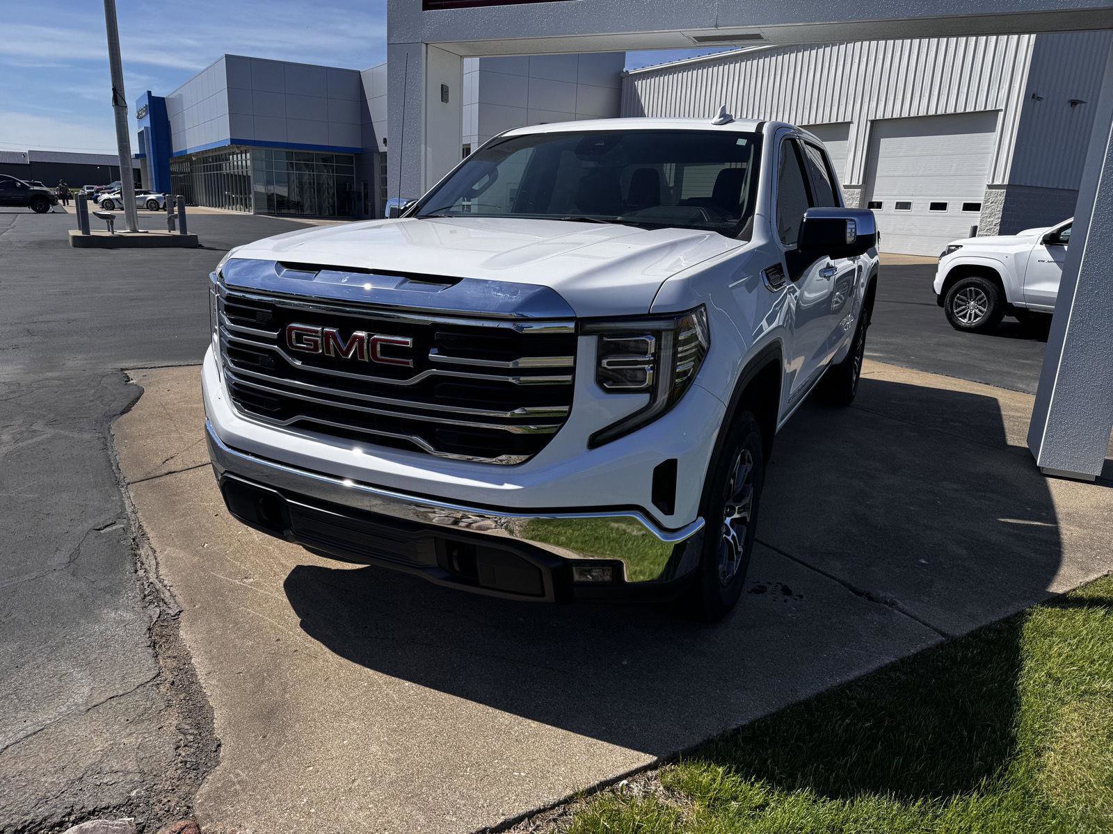 Used 2025 GMC Sierra 1500 SLT AWD/4WD image 6