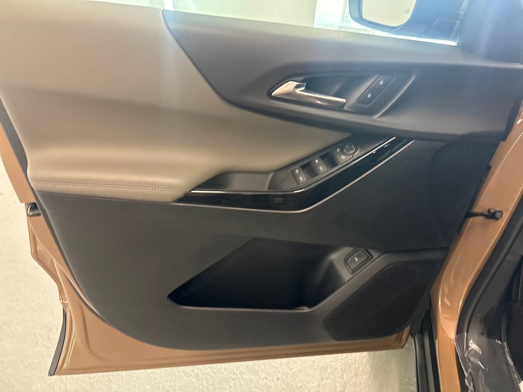 New 2027 Chevrolet Equinox LT w/ Convenience Package II FWD image 12
