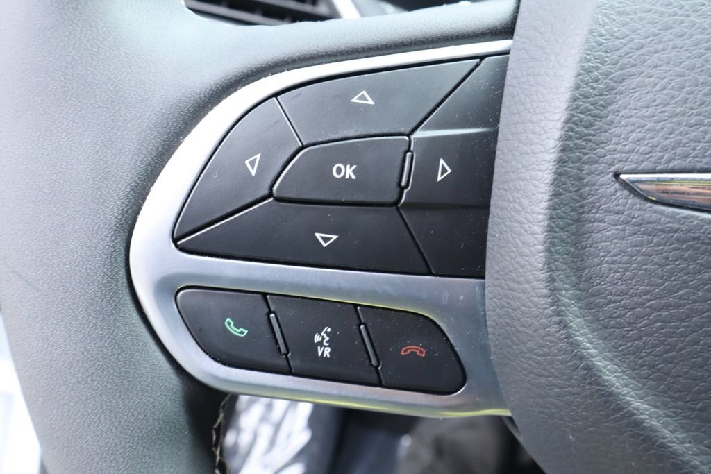 Used 2025 Chrysler Pacifica Select FWD image 24