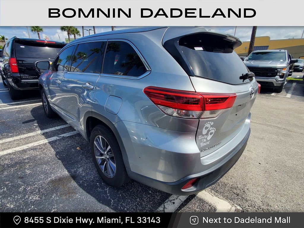 Used 2017 Toyota Highlander SE image 3