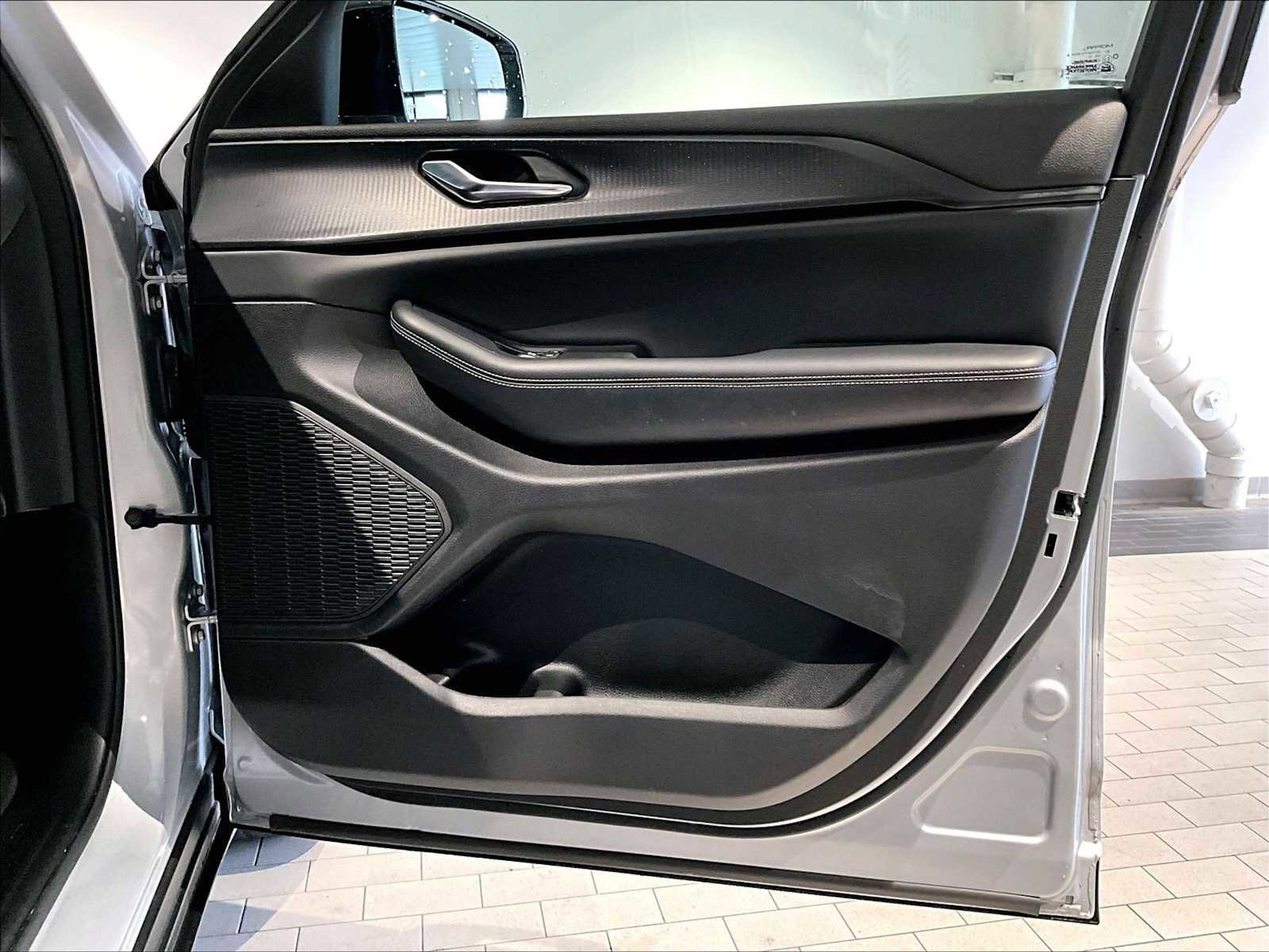 Used 2024 Jeep Grand Cherokee Altitude image 27