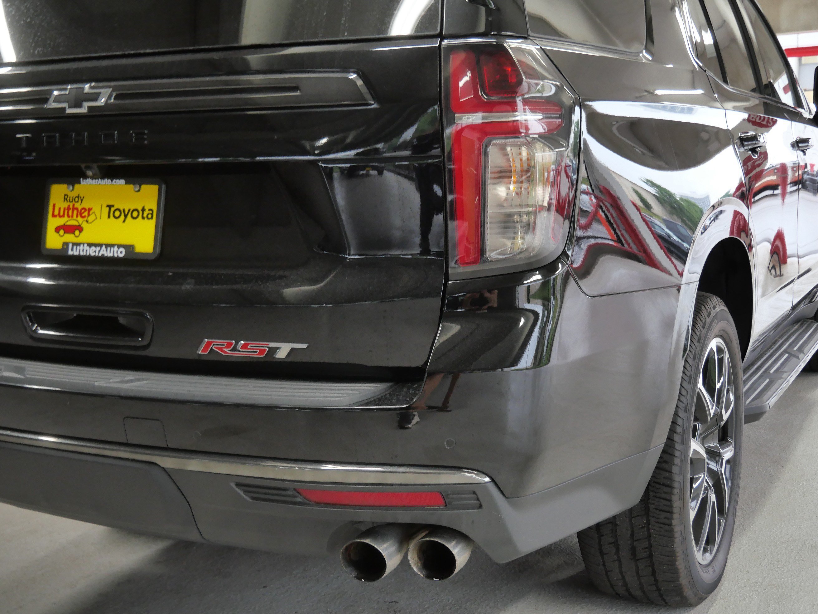 Used 2022 Chevrolet Tahoe RST w/ Sport Performance Package AWD/4WD image 17