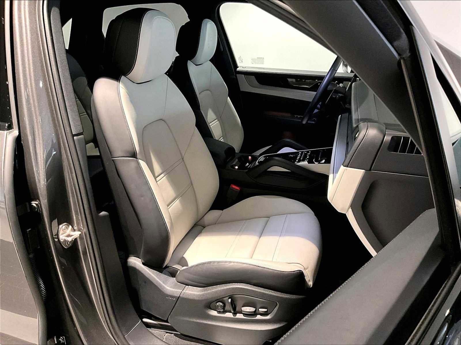 Used 2025 Porsche Cayenne image 22