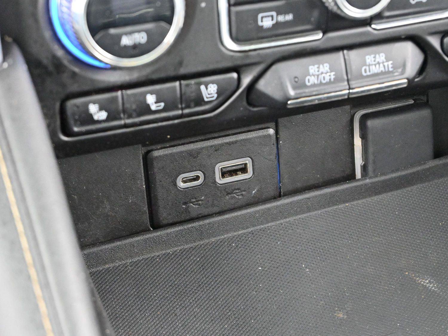 Used 2023 GMC Yukon SLT w/ SLT Premium Package image 24