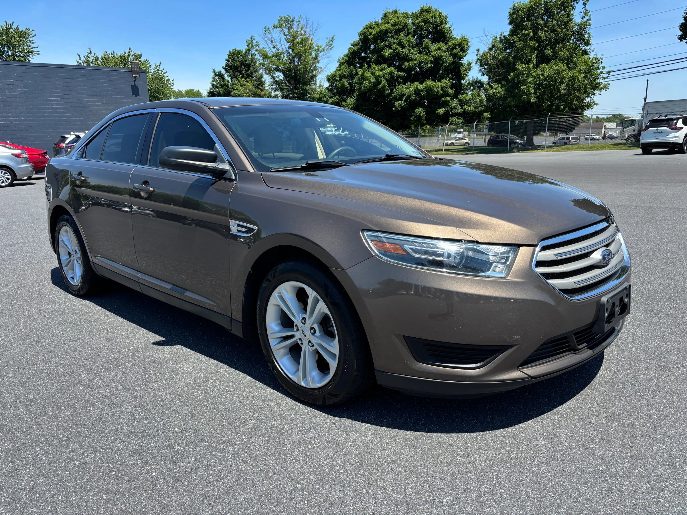 Used 2016 Ford Taurus SE FWD image 3