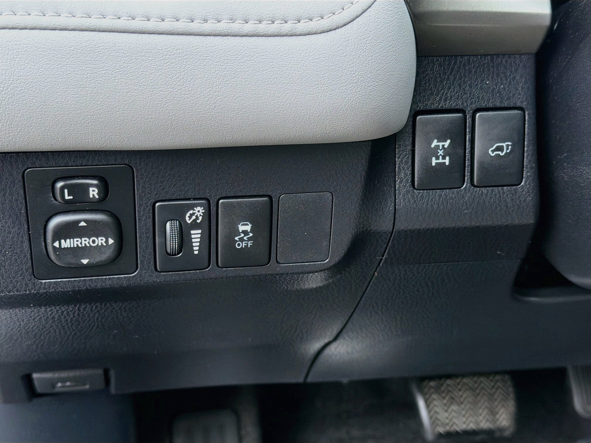 Used 2015 Toyota RAV4 Limited AWD/4WD image 34
