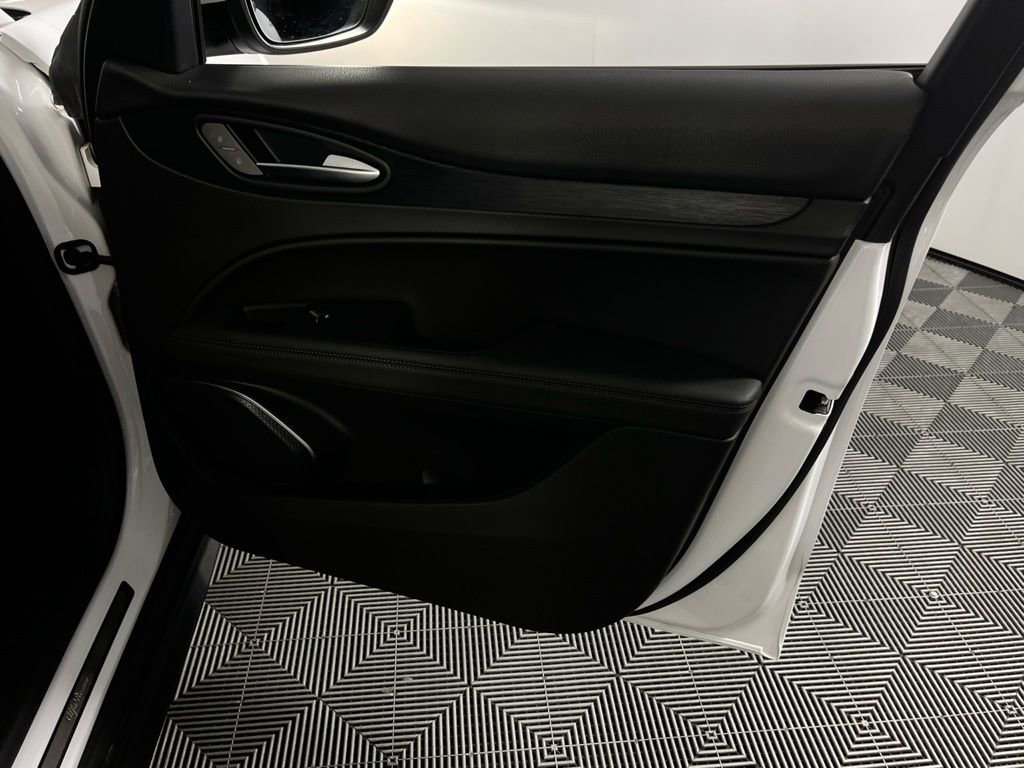 Used 2023 Alfa Romeo Stelvio Sprint image 34