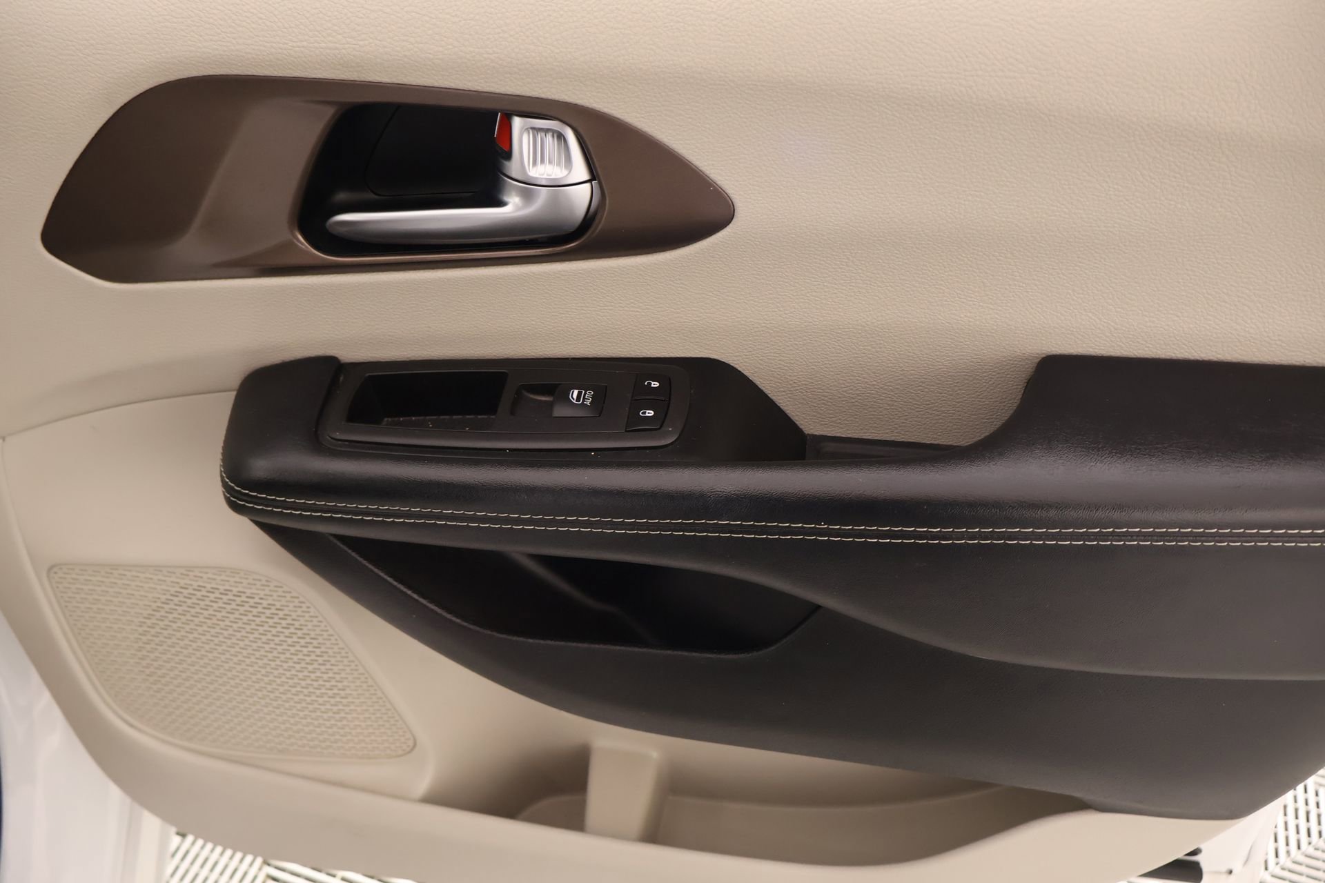 Used 2022 Chrysler Voyager LX image 16