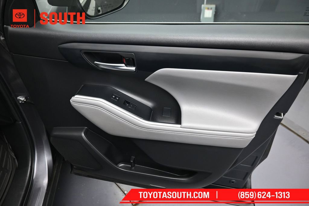 Used 2022 Toyota Highlander XLE AWD/4WD image 35