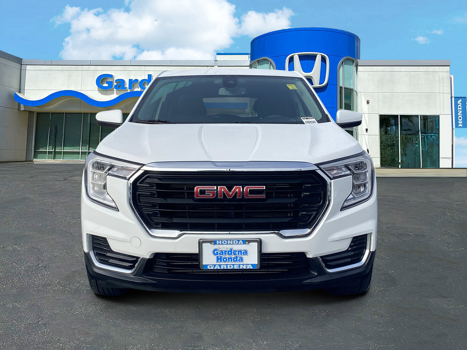 Used 2024 GMC Terrain SLE image 2
