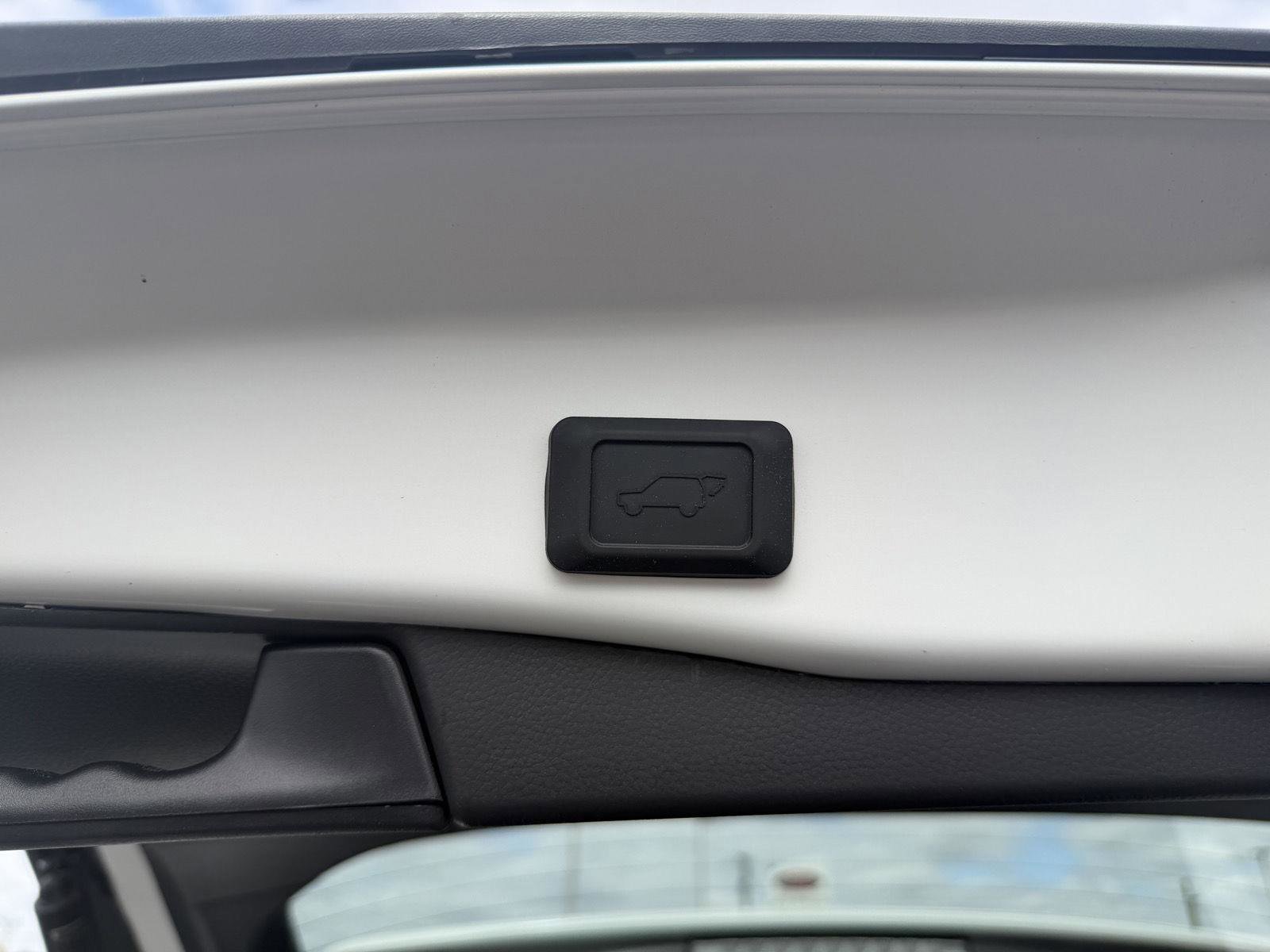 Used 2025 Toyota RAV4 XLE Premium image 22