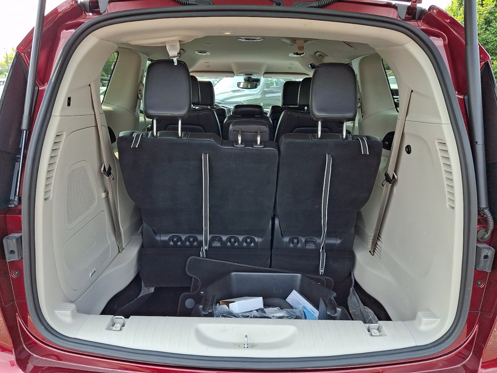 Used 2023 Chrysler Pacifica Touring-L w/ Uconnect Theater Family Group FWD image 18