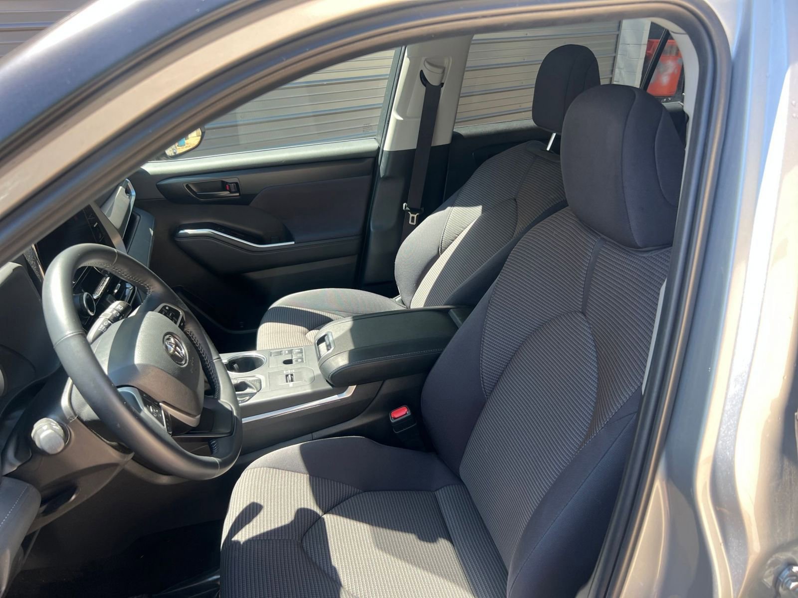 Used 2025 Toyota Highlander LE FWD image 35