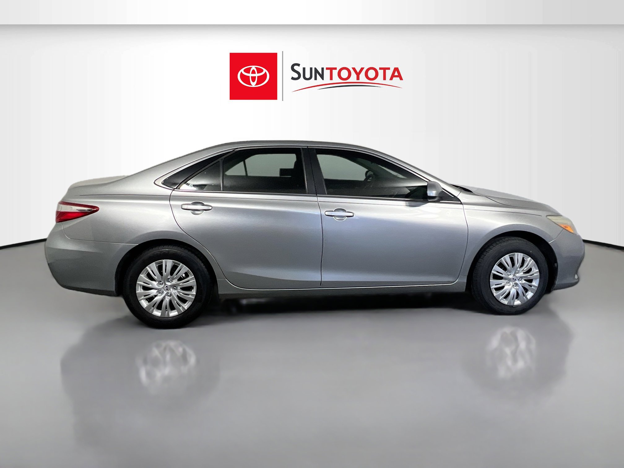 Used 2015 Toyota Camry LE FWD image 2