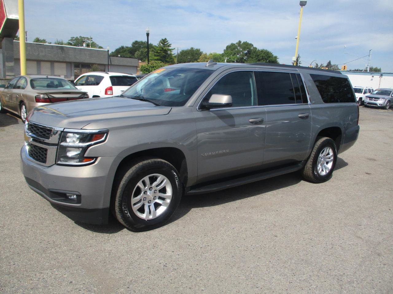 Used 2019 Chevrolet Suburban LT w/ Luxury Package image 3