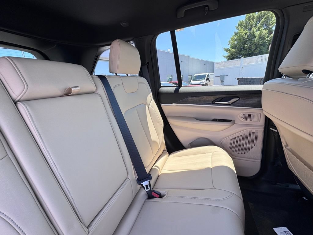 New 2026 Jeep Grand Cherokee Limited w/ Limited Altitude Package AWD/4WD image 22