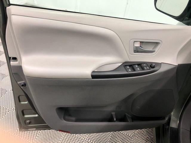 Used 2018 Toyota Sienna LE AWD/4WD image 12