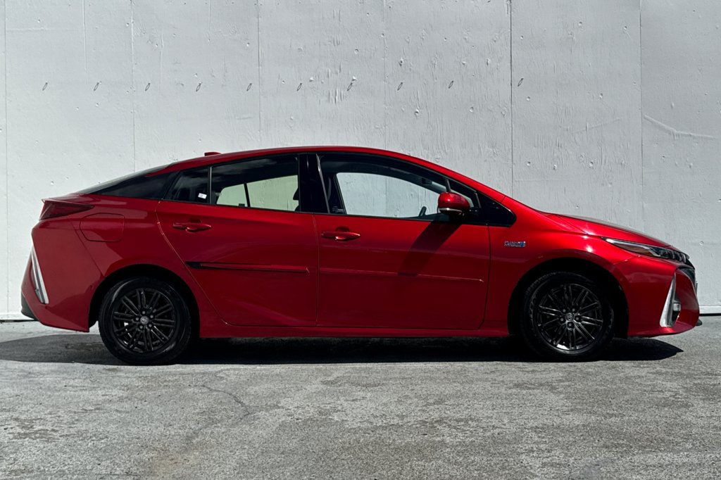 Used 2017 Toyota Prius Prime Advanced FWD image 2