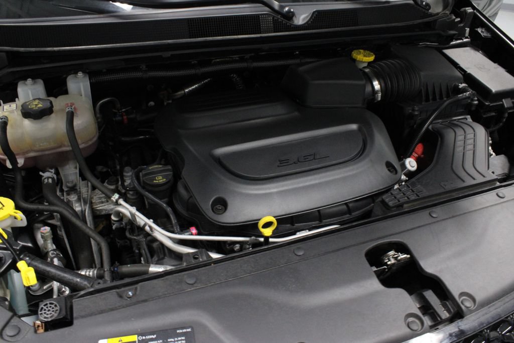 Used 2024 Chrysler Pacifica Touring-L FWD image 12