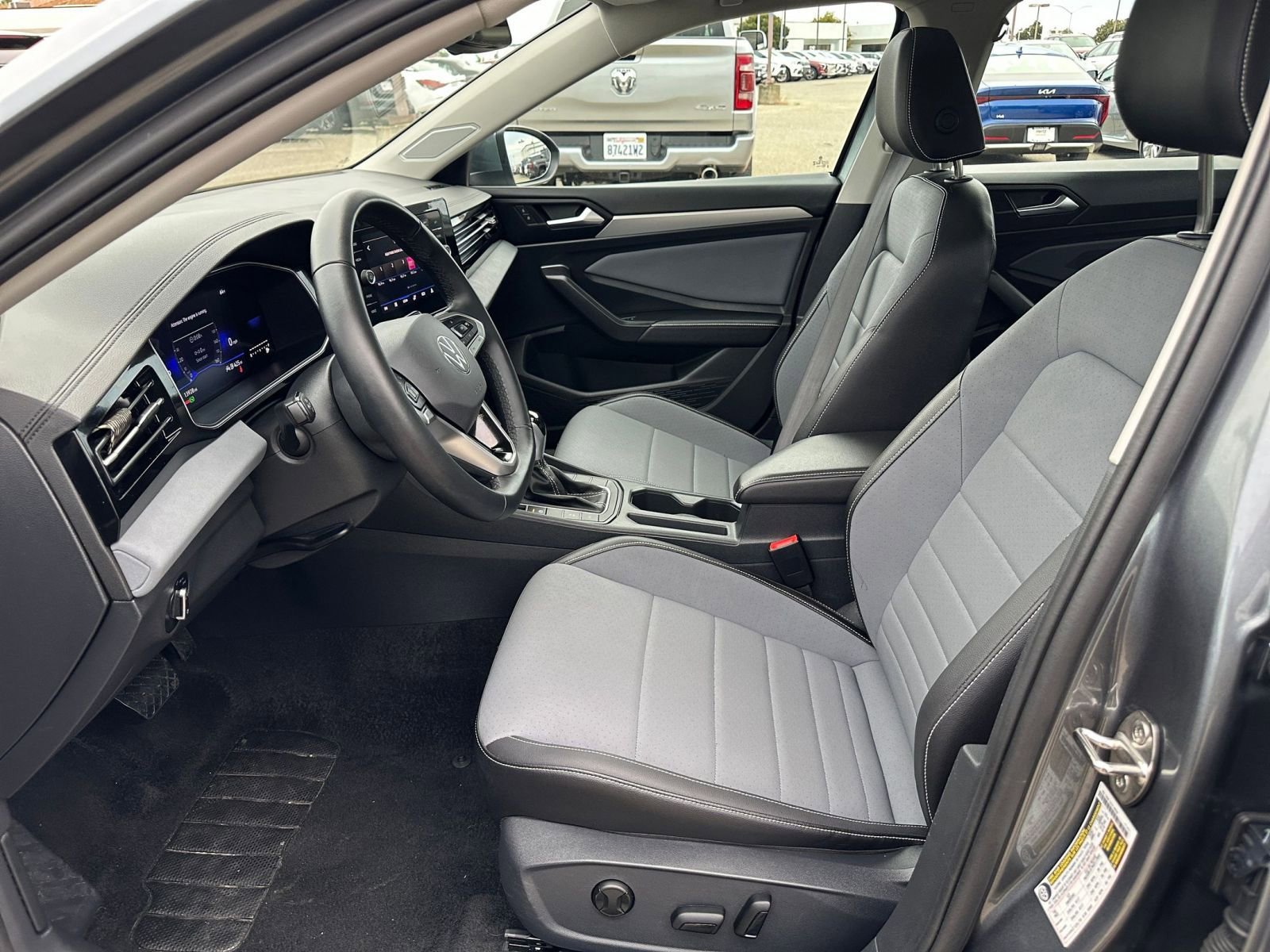 Used 2025 Volkswagen Jetta SE image 27