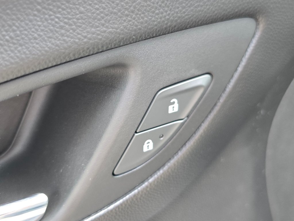 Used 2018 Chevrolet Equinox LT w/ LPO, Hit The Road Package AWD/4WD image 34