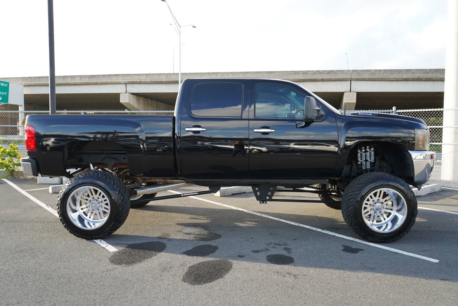 Used 2014 Chevrolet Silverado 2500 LT w/ Custom Sport Truck Package image 28