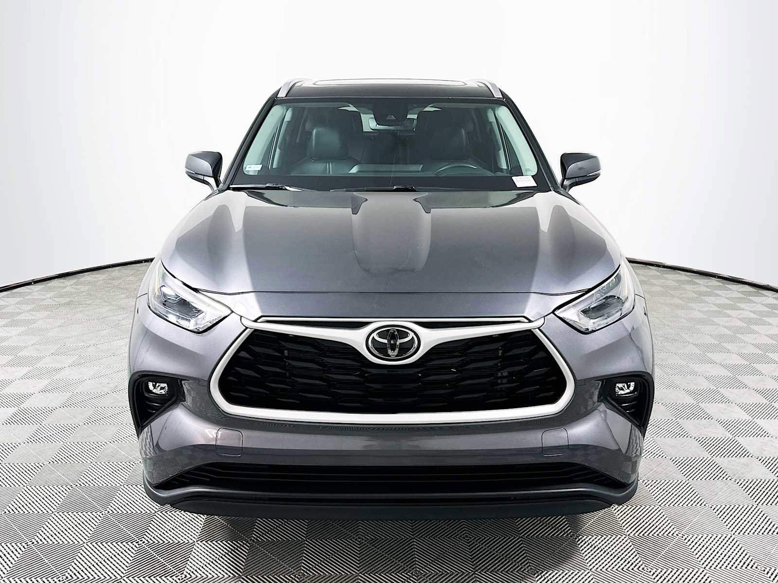 Used 2024 Toyota Highlander XLE image 2
