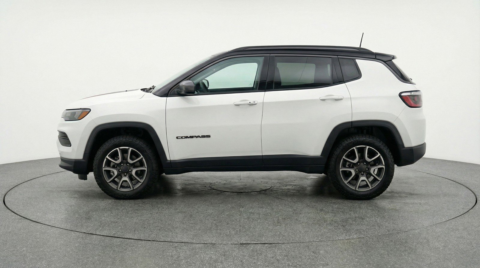 Used 2025 Jeep Compass Trailhawk image 5