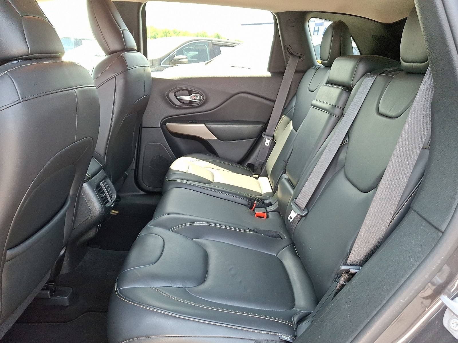Used 2018 Jeep Cherokee Limited AWD/4WD image 10