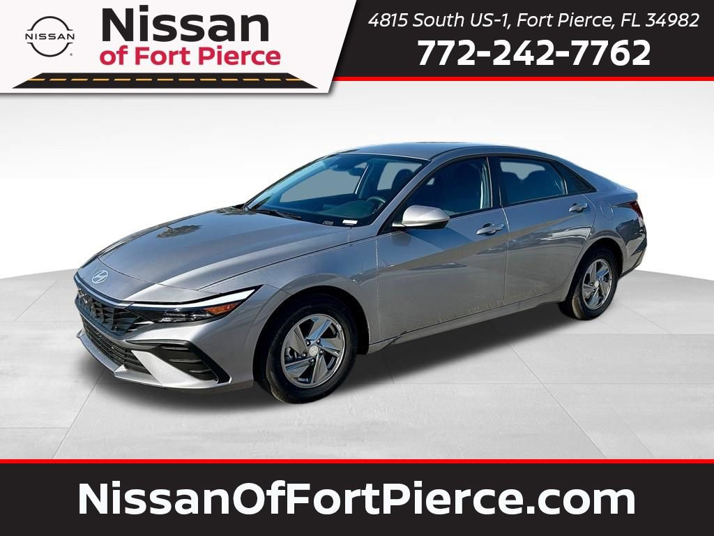 Used 2025 Hyundai Elantra SE image 1