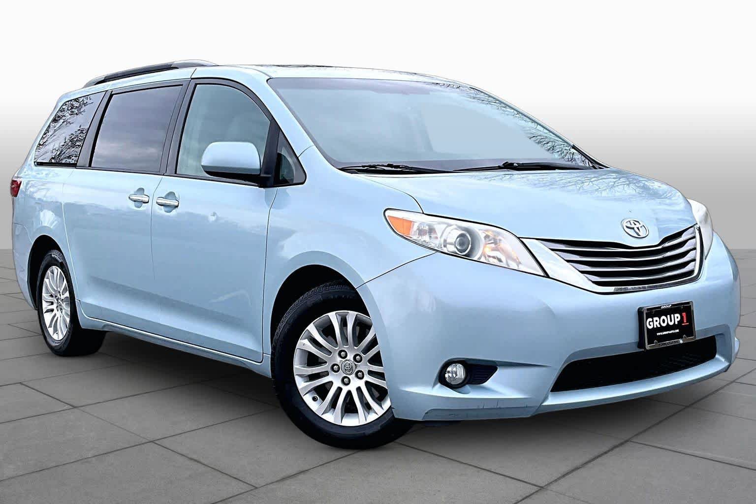 Used 2016 Toyota Sienna XLE w/ XLE Navigation Package image 3